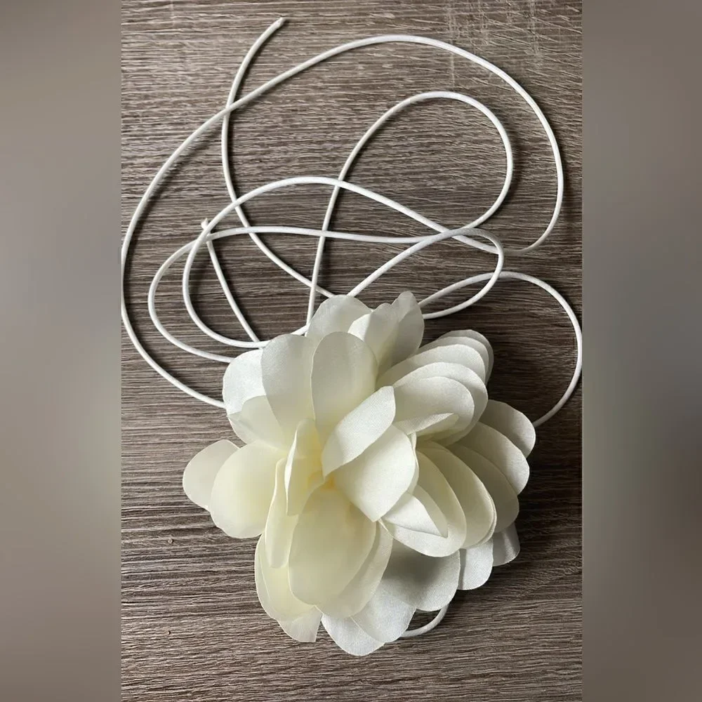 White Flower choker A169